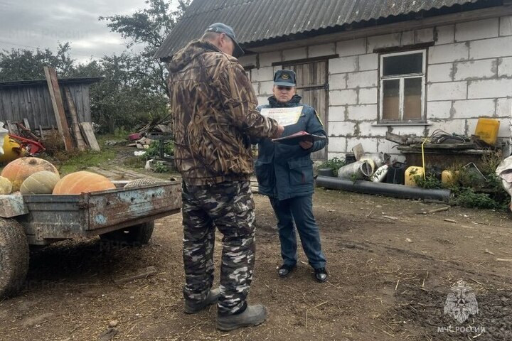 Спасатели напомнили брянцам о необходимости убирать сухую траву