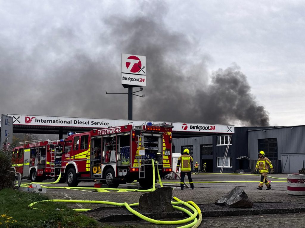 Schwere Explosion an Tankstelle in NRW! ++ 2 Personen schweben in Lebensgefahr