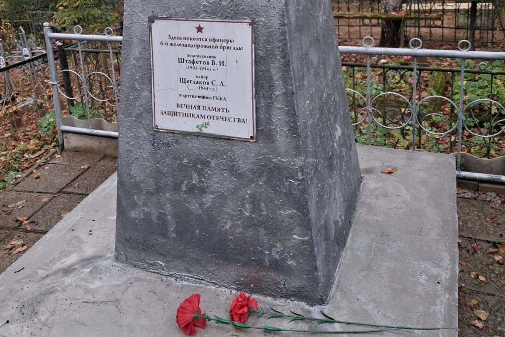 Gesto di solidarietà: attivisti aiutano una veterana del lavoro a sistemare le tombe dei suoi cari