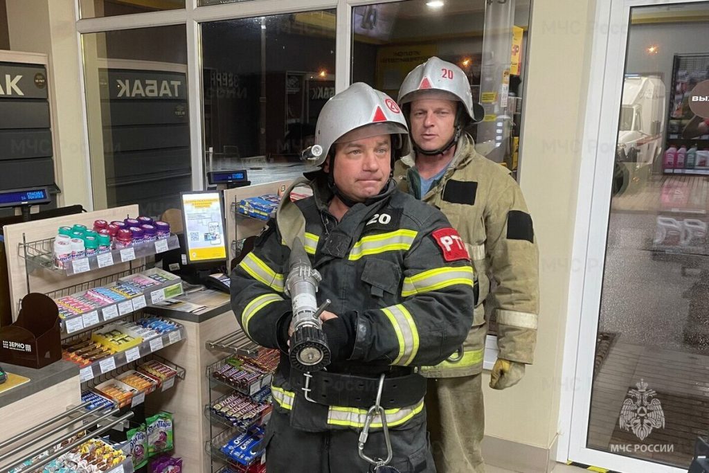 Addestramento Antincendio Notturno a Orlovskaya: Una Misura di Prevenzione per la Sicurezza Pubblica