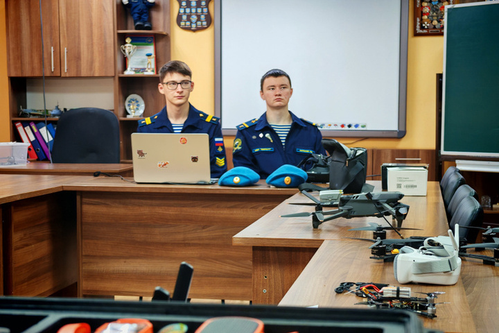 Костромских старшеклассников обучают управлять беспилотниками