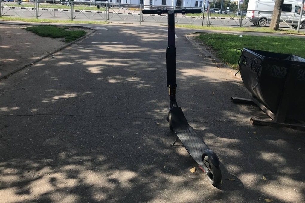 В Калининграде мужчина на самокате сбил пешехода на тротуаре