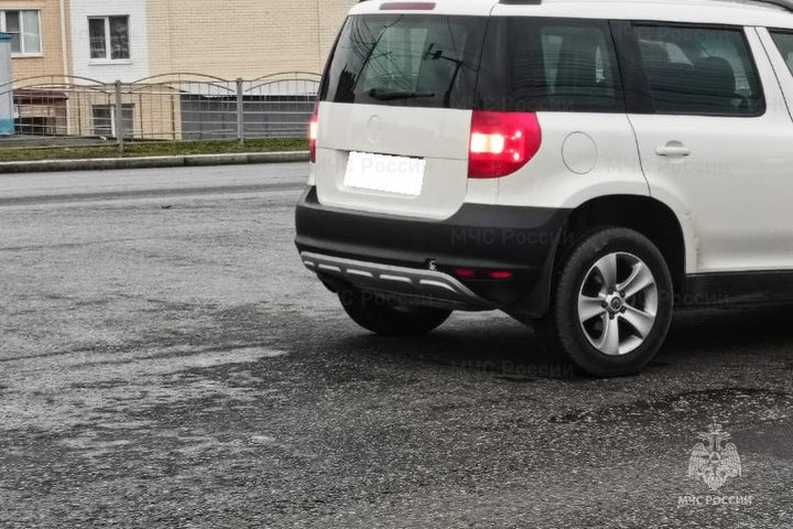 Incidente stradale a Kaluga: due auto straniere coinvolte in un&#039;area residenziale, autorità locali intervenute per garantire la sicurezza