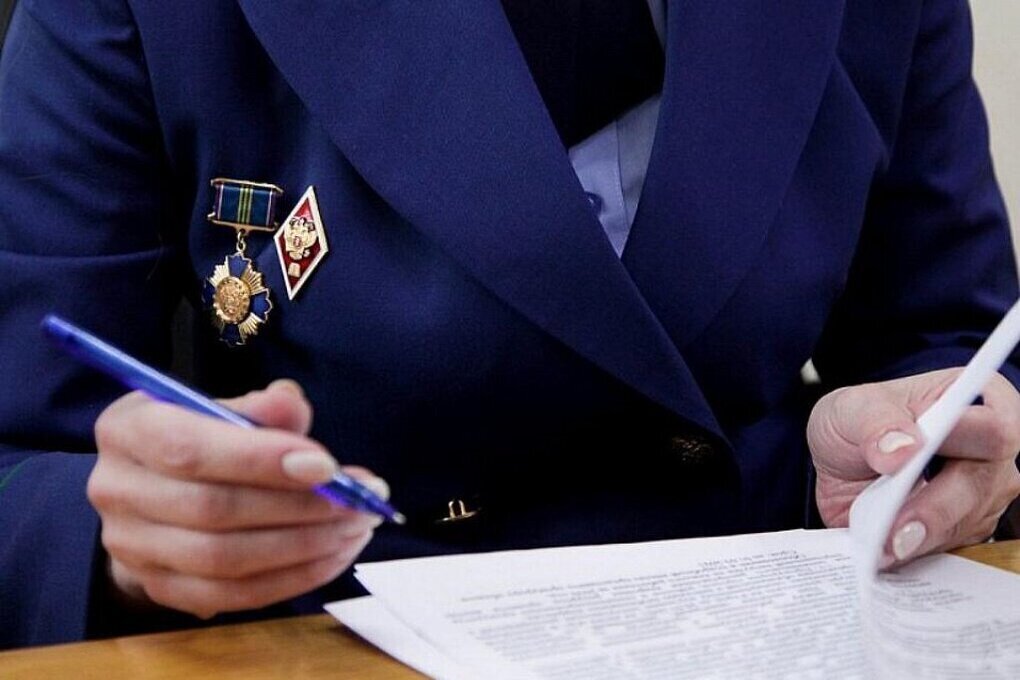 Donna di 60 anni ottiene risarcimento dopo essere caduta in un autobus a Jaroslavl&#039;