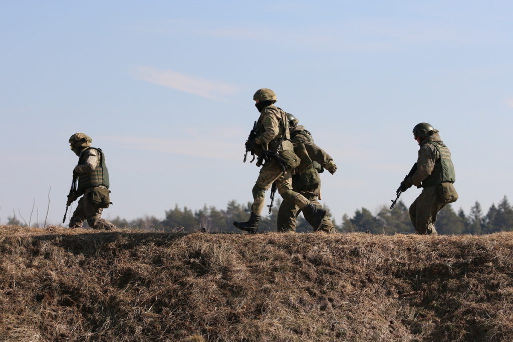 Combattenti russi utilizzano tubazione sotterranea per eludere campi minati in Ucraina