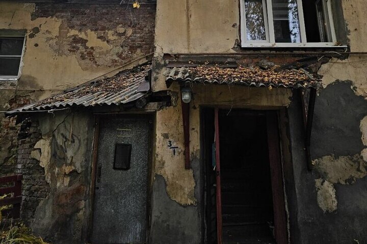 Casa secolare a rischio crollo a Jaroslavl: preoccupazione per la sicurezza dei residenti e il patrimonio culturale