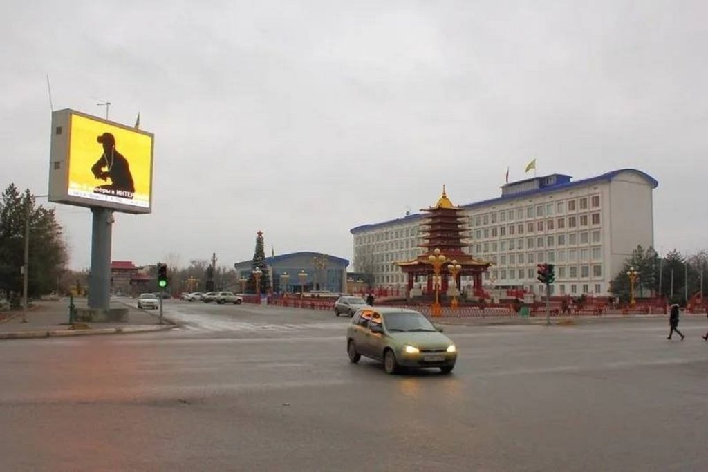 В Элисте демонтировали незаконно установленный рекламный экран