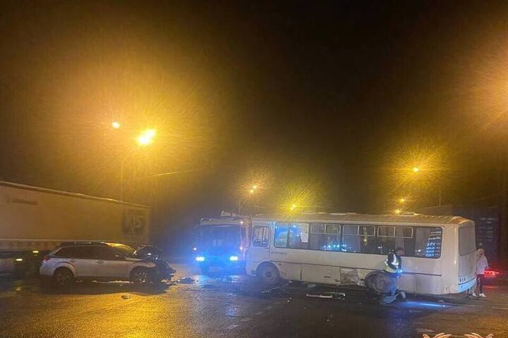 Incidente Stradale a Tver: Autobus Coinvolto in Sinistro sulla Strada Federale M-10
