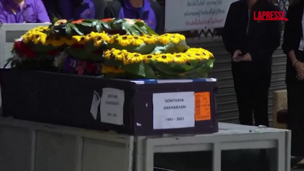 Gaza, il corpo di un ostaggio thailandese ucciso il 7 ottobre torna in patria