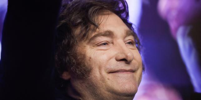 La deriva autoritaria in Argentina: una minaccia alla democrazia e alla libertà 

Introduzione
Recentemente, il partito del presidente argentino, Javier Milei, ha ottenuto la vittoria alle elezioni legislative. In questo contesto, il politologo David Copello e lo storico Olivier Compagnon hanno scritto un articolo sul quotidiano &quot;Le Monde&quot;, in cui sottolineano l&#039;importanza di non trascurare le trasformazioni istituzionali in atto nel paese, a favore di un&#039;eccessiva attenzione all&#039;aspetto economico.

Approfondimento
Secondo Copello e Compagnon, la vittoria del partito di Milei non deve essere vista solo come un evento economico, ma anche come un segnale di una più ampia trasformazione politica e istituzionale in Argentina. Essi sostengono che il paese sta gradualmente entrando a far parte di una grande ondata autoritaria che sta attraversando il mondo.

Possibili Conseguenze
Le conseguenze di questa trasformazione potrebbero essere significative, sia a livello nazionale che internazionale. La deriva autoritaria potrebbe portare a una riduzione delle libertà civili e a un aumento del controllo governativo sulla società. Inoltre, ciò potrebbe anche avere un impatto negativo sulla stabilità politica e economica del paese.

Opinione
È importante notare che l&#039;opinione di Copello e Compagnon non è necessariamente condivisa da tutti gli osservatori. Alcuni potrebbero sostenere che la vittoria del partito di Milei sia il risultato di una legittima espressione della volontà popolare, e che le trasformazioni istituzionali in atto siano necessarie per affrontare le sfide economiche e sociali del paese.

Analisi Critica dei Fatti
Per comprendere appieno la situazione, è necessario analizzare criticamente i fatti. La vittoria del partito di Milei è il risultato di un processo elettorale che ha visto la partecipazione di diversi partiti e candidati. Inoltre, le trasformazioni istituzionali in atto sono il risultato di una complessa interazione di fattori politici, economici e sociali.

Relazioni con altri fatti
La situazione in Argentina non è isolata, ma fa parte di una più ampia tendenza globale. In molti paesi, si sta assistendo a una crescente deriva autoritaria, che può essere il risultato di una combinazione di fattori, tra cui la crisi economica, la disillusione nei confronti delle istituzioni democratiche e la crescente influenza dei social media.

Contesto storico
La storia dell&#039;Argentina è caratterizzata da una serie di crisi politiche e economiche, che hanno avuto un impatto significativo sulla stabilità del paese. La deriva autoritaria attuale può essere vista come il risultato di una lunga serie di eventi e processi che hanno contribuito a erodere la fiducia nelle istituzioni democratiche.

Fonti
Le informazioni contenute in questo articolo sono basate su un articolo pubblicato sul quotidiano &quot;Le Monde&quot;, intitolato &quot;L’Argentine s’inscrit peu à peu dans la grande vague autoritaire qui traverse le monde&quot;. La fonte originale dell&#039;articolo è Le Monde. Per ulteriori informazioni, si consiglia di consultare l&#039;articolo originale.