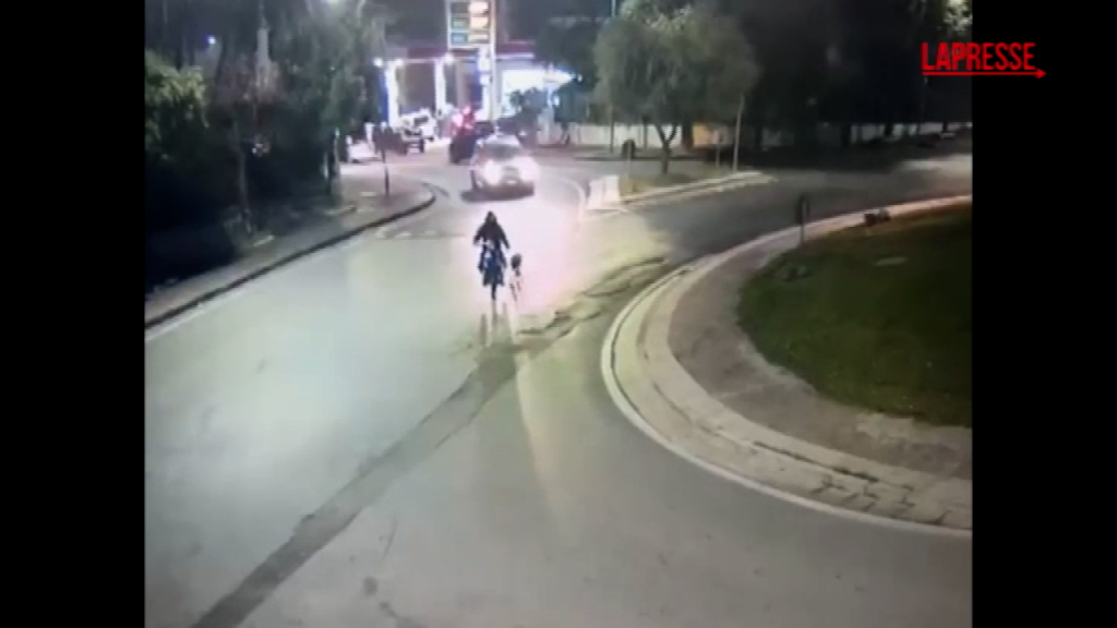 Napoli, cane trascinato per 6 km con e-bike: il video