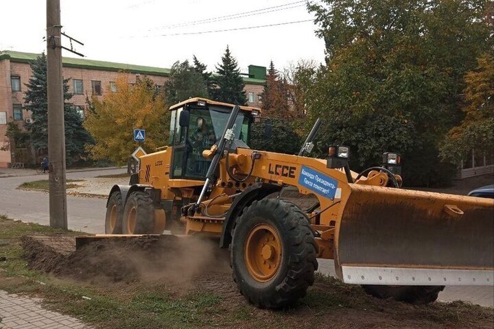 В Токмаке появятся новые газоны благодаря технике из Пензенской области