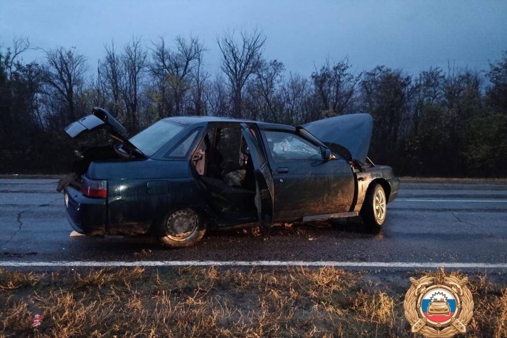 В Ростовской области водитель отечественного авто погиб в ДТП с грузовиком