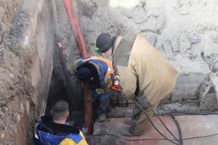 В Курске продолжается ремонт теплосети на улице Димитрова