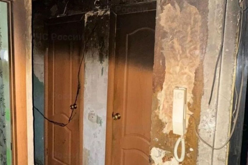 Пятнадцать пожарных ночью тушили квартиру в Калуге