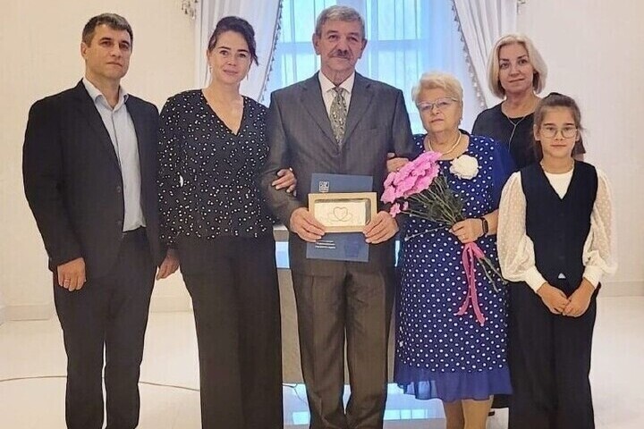 Coppia di Petrozavodsk Celebra 50 Anni di Matrimonio: Un Esempio di Amore e Impegno Duraturo