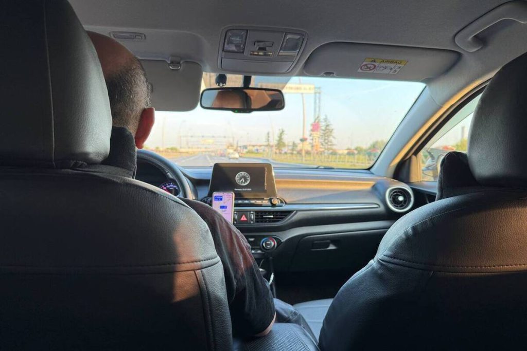 Подполковник ГИБДД из Петербурга несколько лет брал взятки поездками на такси