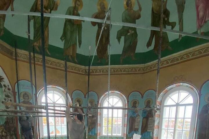 Исторический иконостас возвращается в церковь Сорока Севастийских мучеников в Печорах после реставрации