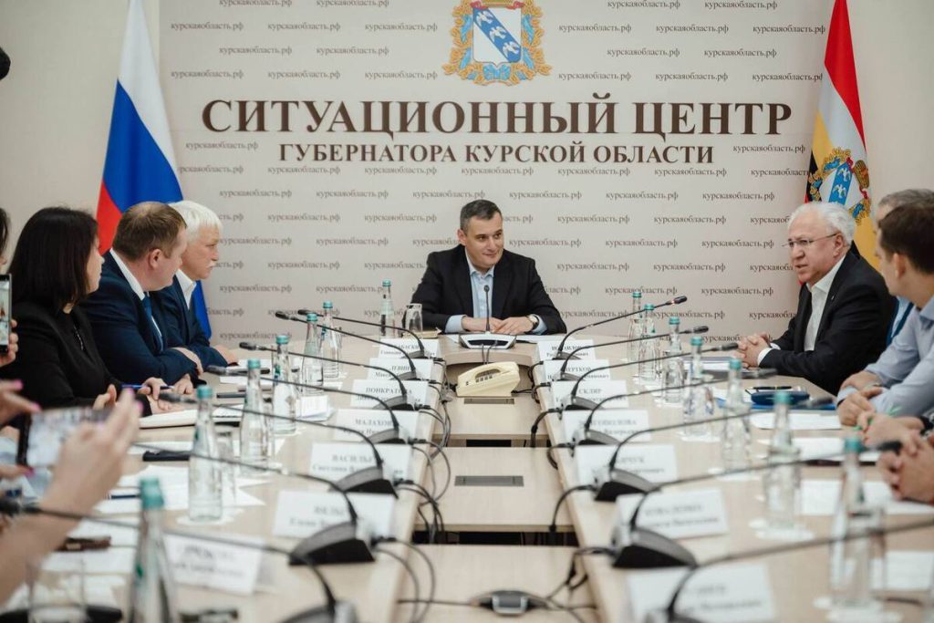 Губернатор Александр Хинштейн сегодня работает в Тимском районе