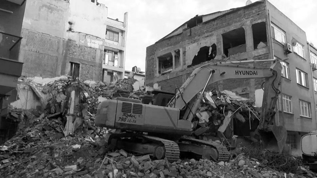 Deprem riski yüksek Zeytinburnu&#039;nda akılalmaz görüntü: Yıkım sırasında apartmanın duvarının olmadığı ortaya çıktı