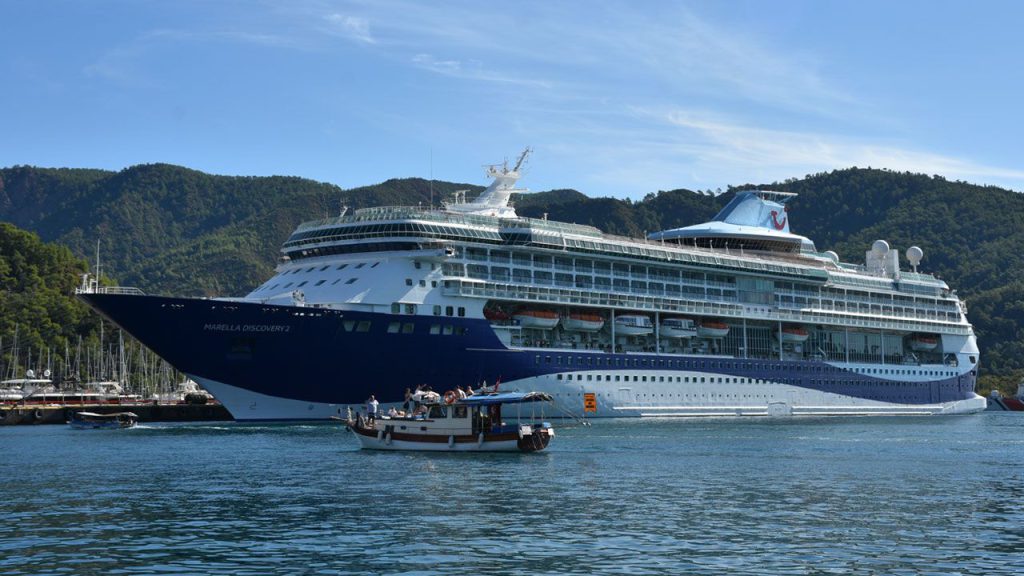 Dev gemi Marmaris&#039;e demir attı: Yüzlerce İngiliz turist ilçeye akın etti
