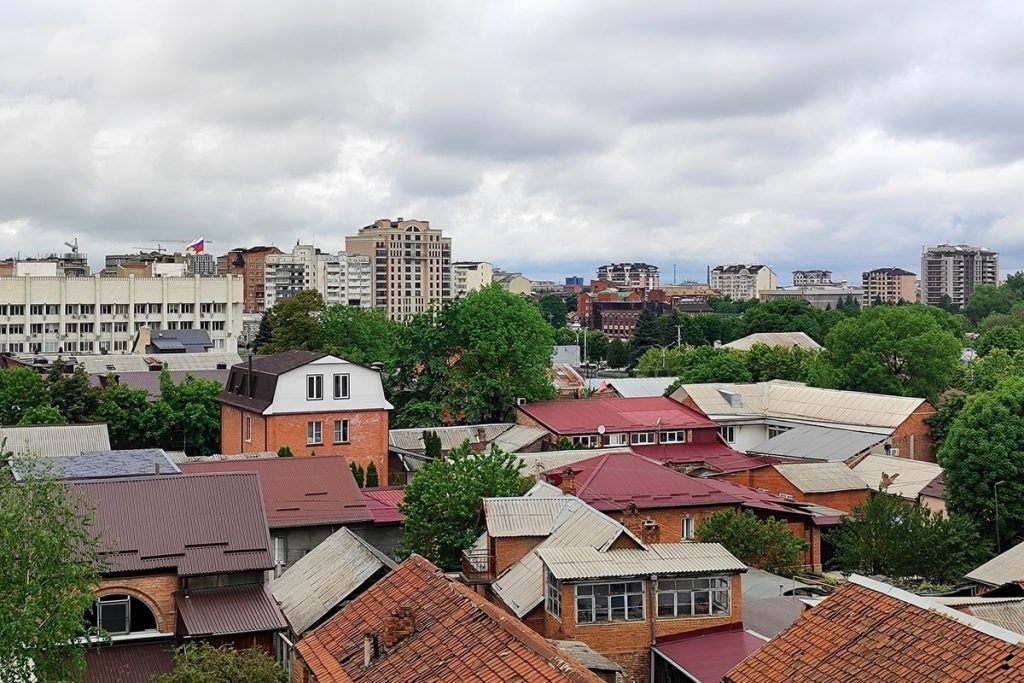 Gli abitanti di Ossezia uniscono le forze per regalare una casa a un uomo rimasto senza tetto