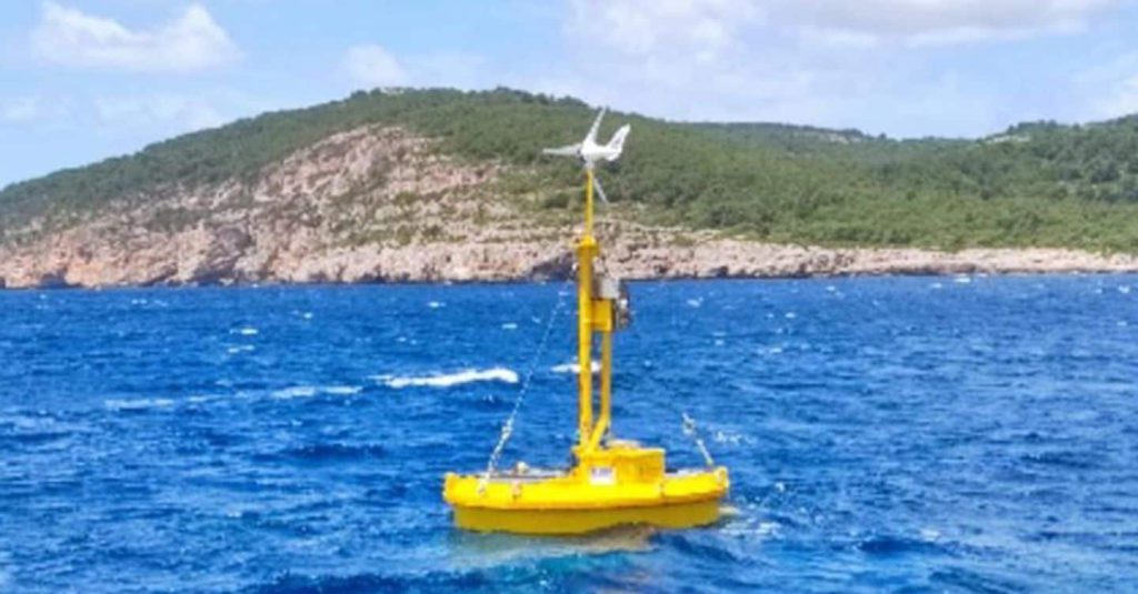 Energia dalle Onde per Risolvere la Crisi Idrica: il Progetto Waves4Water del Parco di Porto Conte ad Alghero 

Introduzione
Il Parco di Porto Conte ad Alghero ha lanciato una sfida ambiziosa con il progetto &quot;Waves4Water&quot;, che punta a sfruttare l&#039;energia delle onde per produrre energia rinnovabile e affrontare l&#039;emergenza idrica.

Obiettivi del Progetto
Il progetto &quot;Waves4Water&quot; prevede di utilizzare l&#039;energia rinnovabile per alimentare dei dissalatori, con l&#039;obiettivo di risolvere il problema della scarsità di acqua potabile nella regione. Questo progetto è stato reso possibile grazie ai fondi europei, che sostengono l&#039;innovazione e la sostenibilità ambientale.

Approfondimento
Il progetto &quot;Waves4Water&quot; rappresenta un esempio concreto di come l&#039;innovazione tecnologica possa essere utilizzata per risolvere problemi ambientali e sociali. L&#039;energia delle onde è una risorsa rinnovabile e pulita, che può essere sfruttata per produrre energia elettrica e alimentare i dissalatori.

Possibili Conseguenze
Il successo del progetto &quot;Waves4Water&quot; potrebbe avere conseguenze positive sulla gestione delle risorse idriche nella regione. La produzione di acqua potabile attraverso il dissalamento potrebbe aiutare a ridurre la dipendenza dalle fonti di acqua tradizionali e a mitigare gli effetti della siccità.

Opinione
Il progetto &quot;Waves4Water&quot; è un esempio di come la collaborazione tra pubblico e privato possa portare a risultati innovativi e sostenibili. La scommessa del Parco di Porto Conte potrebbe essere un modello per altre regioni che affrontano problemi simili.

Analisi Critica dei Fatti
Il progetto &quot;Waves4Water&quot; è stato reso possibile grazie ai fondi europei, che sostengono l&#039;innovazione e la sostenibilità ambientale. Tuttavia, è importante valutare criticamente i risultati del progetto e verificare se gli obiettivi sono stati raggiunti.

Relazioni con altri fatti
Il progetto &quot;Waves4Water&quot; si inserisce nel contesto più ampio della gestione delle risorse idriche e della produzione di energia rinnovabile. La sfida lanciata dal Parco di Porto Conte potrebbe essere un esempio per altre regioni che affrontano problemi simili.

Contesto storico
Il progetto &quot;Waves4Water&quot; si inserisce nel contesto storico della gestione delle risorse idriche e della produzione di energia rinnovabile in Sardegna. La regione ha sempre affrontato problemi di scarsità di acqua potabile e di dipendenza dalle fonti di energia tradizionali.

Fonti
Il progetto &quot;Waves4Water&quot; è stato reso possibile grazie ai fondi europei. Per maggiori informazioni, si può visitare il sito web del Parco di Porto Conte o del sito web della Commissione Europea. La fonte di questo articolo è il sito Sardegna.it, che fornisce notizie e informazioni sulla regione Sardegna.