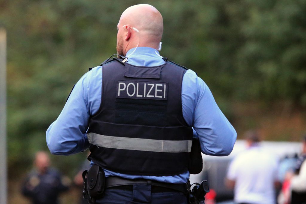 Incidente stradale a Duisburg: un&#039;auto investe poliziotti, analisi e riflessioni sulla sicurezza stradale