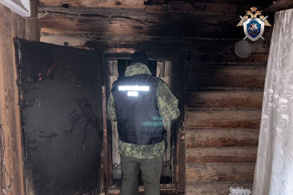 Tragedia a Mari-Turek: due anziani muoiono in un incendio, la comunità locale in lutto e le autorità avviano un&#039;indagine