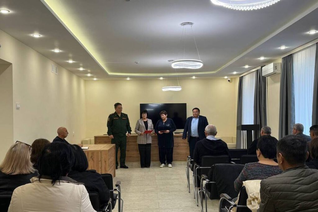 В Приютненском районе Калмыкии семье героя, погибшего в ходе специальной военной операции, вручили Орден Мужества