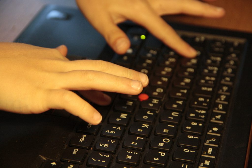 Инфекционист Мухина: патогенные микробы живут на клавиатуре несколько месяцев