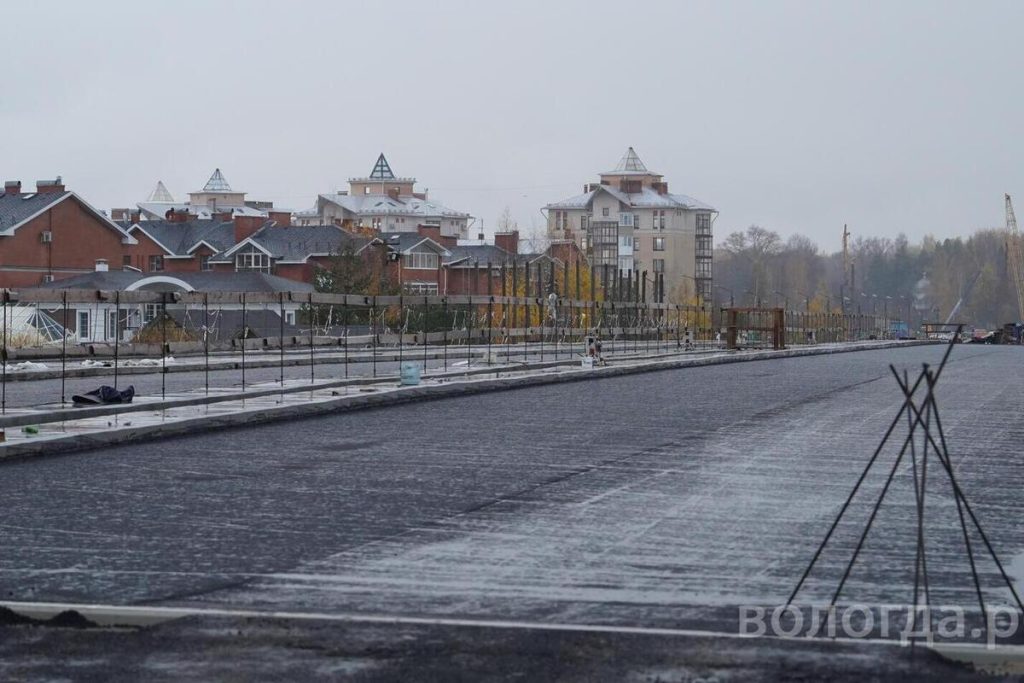 Нижний слой асфальта уложили на Некрасовском мосту в Вологде