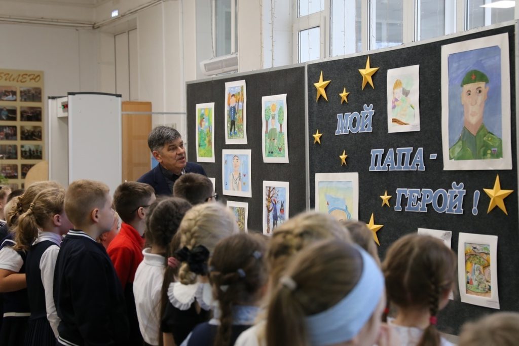 Mostra d&#039;arte dedicata ai papà eroi: i disegni dei bambini celebrano il ruolo paterno