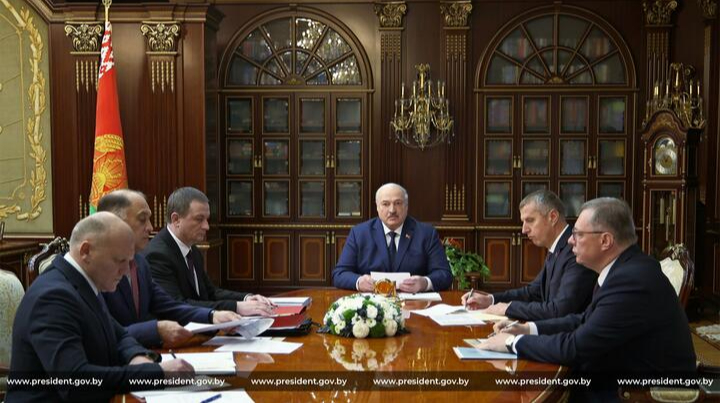 Lukashenko annuncia disponibilità a un grande accordo con gli Stati Uniti per la pace in Ucraina