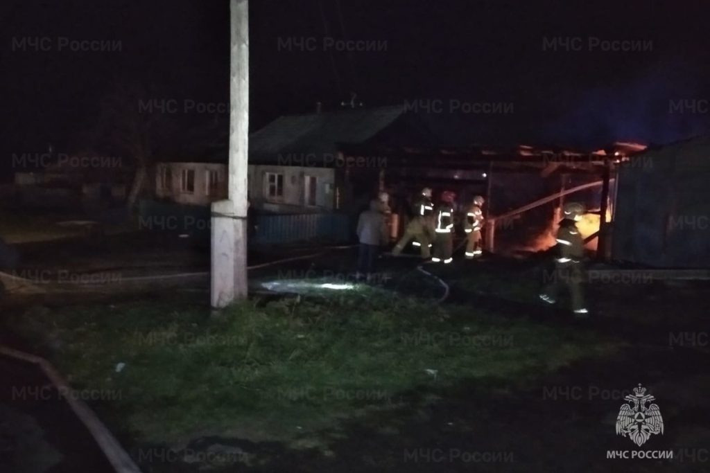 Два частных двухквартирных дома горели в свердловском селе Ключики