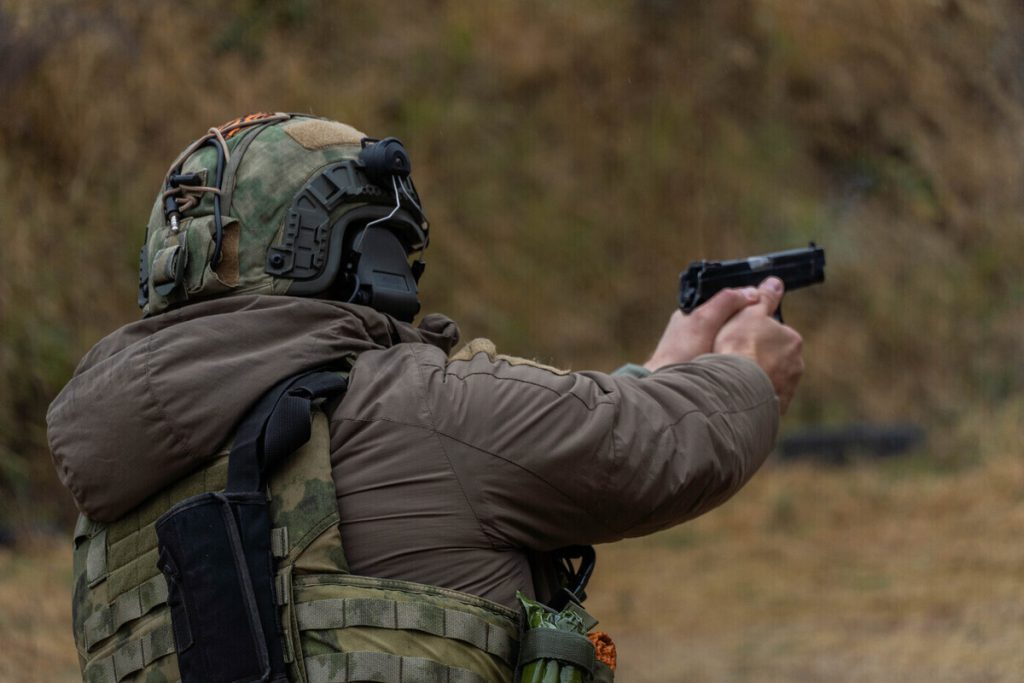 Спецназ Росгвардии отработал применение штатного вооружения в сложных тактических условиях