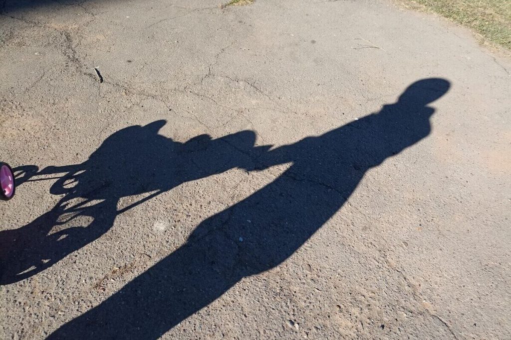 Петербурженка оставила дочку в коляске у мусорки из-за финансовых трудностей