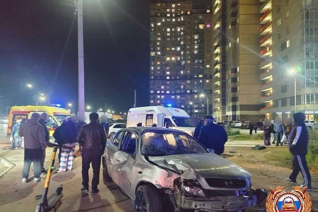 Водитель протаранил остановку из-за внезапного маневра: пострадали люди