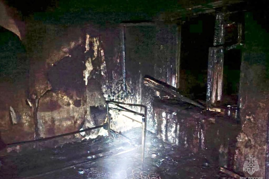 Incendio devastante a Gdov: un edificio abbandonato distrutto dalle fiamme, preoccupazioni per la sicurezza pubblica