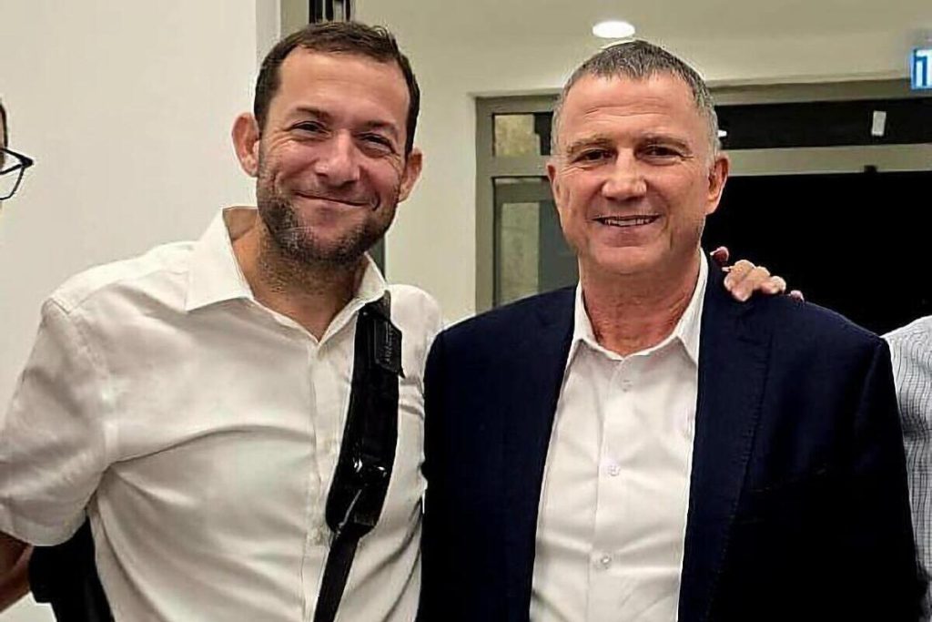 Israele: il capo del consiglio regionale di Shomron invita a non ostacolare l&#039;approvazione della sovranità in Giudea e Samaria

Approfondimento
La proposta di legge riguarda l&#039;applicazione della sovranità israeliana in Giudea e Samaria, una regione al centro di controversie politiche e territoriali. La proposta è stata presentata per affrontare le questioni relative allo status giuridico e amministrativo della regione.

Possibili Conseguenze
L&#039;approvazione della legge potrebbe avere conseguenze significative per la regione e per le relazioni tra Israele e la comunità internazionale, influenzando lo status dei residenti, la sicurezza e il processo di pace in Medio Oriente.

Opinione
Йоси Даган ha espresso la sua opinione, sottolineando l&#039;importanza di non ostacolare l&#039;approvazione della legge e invitando i membri della coalizione a seguire l&#039;esempio di Edelstein, noto per la sua posizione ferma su questioni relative alla sovranità e alla sicurezza di Israele.

Analisi Critica dei Fatti
La proposta di legge è stata oggetto di dibattito e discussione all&#039;interno della Knesset e tra la popolazione israeliana, con alcune parti che sostengono la necessità della sovranità per garantire la sicurezza e lo status di Israele, e altre che ritengono che ciò potrebbe aggravare le tensioni e compromettere il processo di pace.

Relazioni con altri fatti
La questione della sovranità in Giudea e Samaria è strettamente legata ad altri eventi e questioni relative al conflitto israelo-palestinese, influenzata da fattori come le relazioni con i paesi vicini, le decisioni della comunità internazionale e le dinamiche interne alla politica israeliana.

Contesto storico
La regione di Giudea e Samaria ha una storia complessa e controversa, con diverse fasi di occupazione e controllo da parte di vari poteri, e la questione della sovranità è stata al centro di dibattiti e negoziati per decenni.

Fonti
Il sito di Times of Israel ha riportato la notizia del commento di Йоси Даган e del voto alla Knesset sul disegno di legge. Per ulteriori informazioni e approfondimenti, si consiglia di consultare fonti attendibili e aggiornate sulla situazione in Medio Oriente.