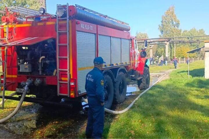 В Гусевском районе пожарные полтора километра шли пешком к горящему зданию