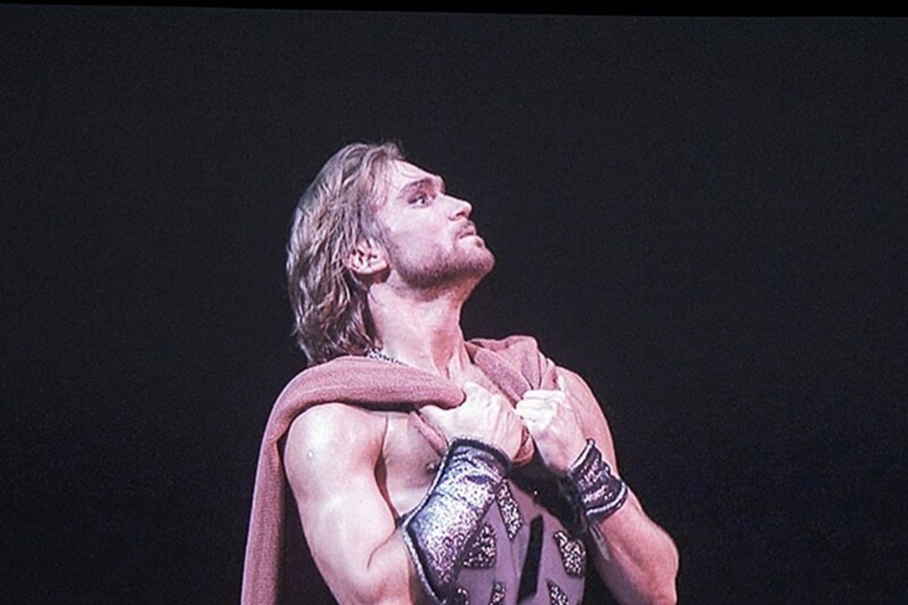 Infortunio al Teatro Bol&#039;šoj: il Primo Ballerino Michail Lobuchin Ferito durante uno Spettacolo