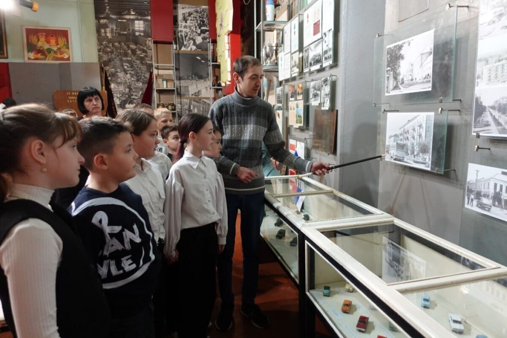 Путешествие в прошлое: токмакские школьники увидели «Автолегенды СССР»