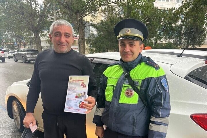 Кубанские госавтоинспекторы поздравили автомобилистов с Днём отца