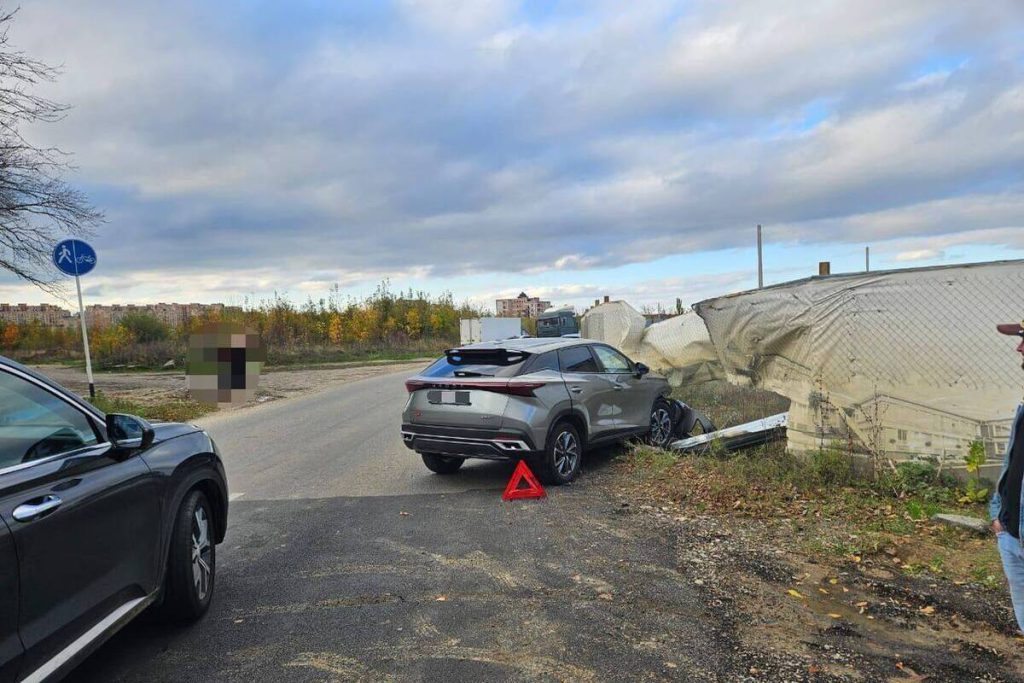 В Ставрополе водитель потерял сознание за рулем и врезался в ограждение