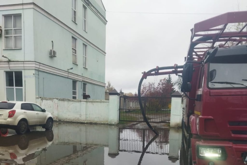 В Иванове пытаются откачать воду с улиц города