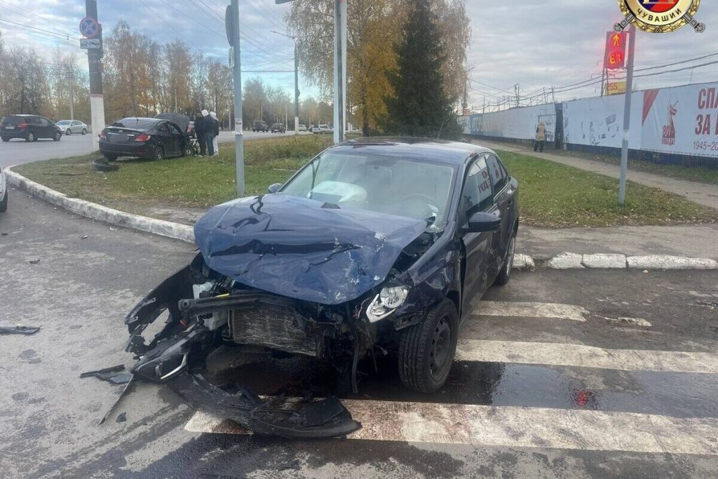 Incidente stradale a Čeboksary: due berline coinvolte in collisione sulla strada di Marposadskij