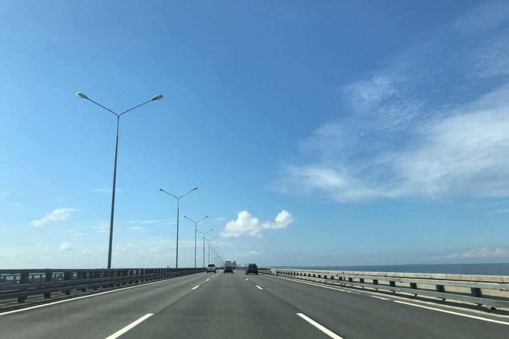 Столкновение грузовика с легковушками на КАД в Петербурге замедлило движение