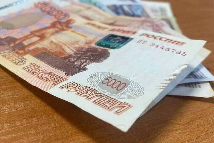 Evasione fiscale a Sebastopoli: ex direttore di ditta edile accusato di occultamento di fondi per oltre 5 milioni di rubli

Approfondimento
Secondo le informazioni disponibili, l&#039;ex direttore ha occultato una somma superiore a 5 milioni di rubli, che avrebbero dovuto essere utilizzati per il pagamento delle tasse. Questo atto è considerato un reato grave e può comportare severe sanzioni.

Possibili Conseguenze
Le possibili conseguenze per l&#039;ex direttore possono includere una condanna a una pena detentiva, nonché il pagamento di una multa sostanziale. Inoltre, la sua reputazione professionale potrebbe essere gravemente danneggiata.

Opinione
Non è possibile esprimere un&#039;opinione in merito a questo caso, poiché si tratta di un fatto oggettivo che richiede un&#039;analisi critica e imparziale.

Analisi Critica dei Fatti
L&#039;analisi critica dei fatti rivela che l&#039;ex direttore ha agito in modo illegale e non etico, occultando fondi destinati al pagamento delle tasse. Questo comportamento può avere gravi conseguenze per l&#039;individuo e per la società in generale.

Relazioni con altri fatti
Questo caso può essere collegato ad altri casi di evasione fiscale e di occultamento di fondi. È importante notare che la lotta contro l&#039;evasione fiscale è un tema importante per molti paesi, poiché può avere un impatto significativo sull&#039;economia e sulla società.

Contesto storico
Il contesto storico di questo caso non è specificato, ma è possibile che si inserisca in un quadro più ampio di lotta contro l&#039;evasione fiscale e la corruzione.

Fonti
La fonte di questo articolo è RBC, un noto sito di informazione russo.