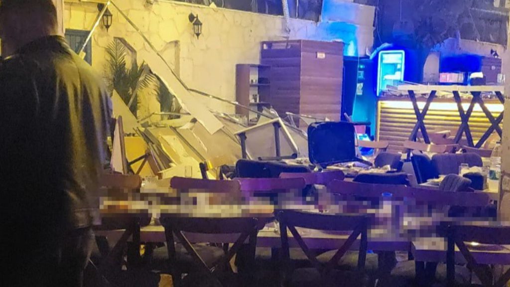 Eğlence mekanında ölümden döndüler! Duvar müşterilerin üzerine çöktü, 6 kişi yaralandı